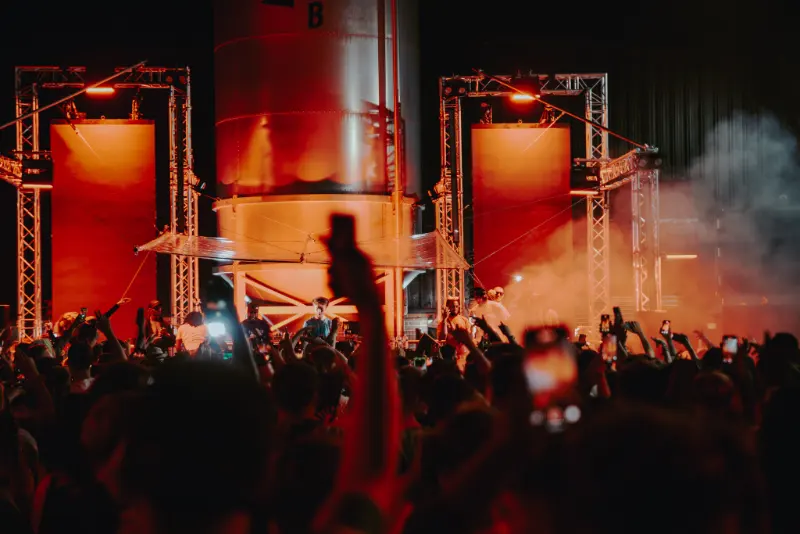 Cru2 Leeds Shutdown - LED video walls surrounding the brewery silo